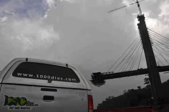 Balsa com a Fiona passa sob a ponte em construção entre os dois países, na nossa travessia para a Guiana Francesa